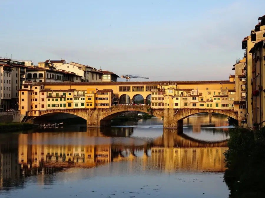 Il fascino senza tempo del Ponte Vecchio: gioielli, botteghe artigiane e tramonto su Firenze