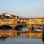 Il fascino senza tempo del Ponte Vecchio: gioielli, botteghe artigiane e tramonto su Firenze