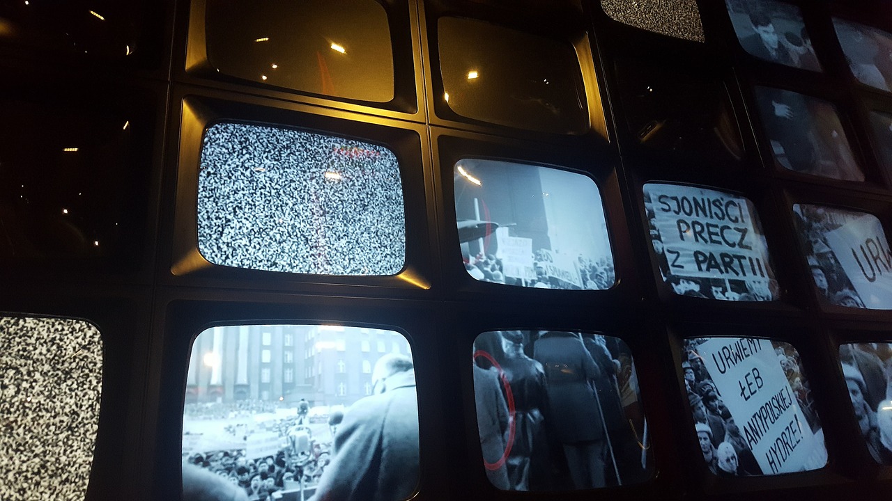 Grembiuli con l’effigie di Mussolini esposti in centro: scatta la sanzione