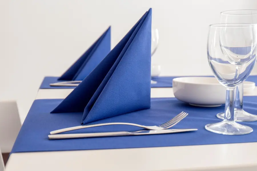 Come piegare i tovaglioli: tecniche pratiche per una tavola ordinata e sorprendente