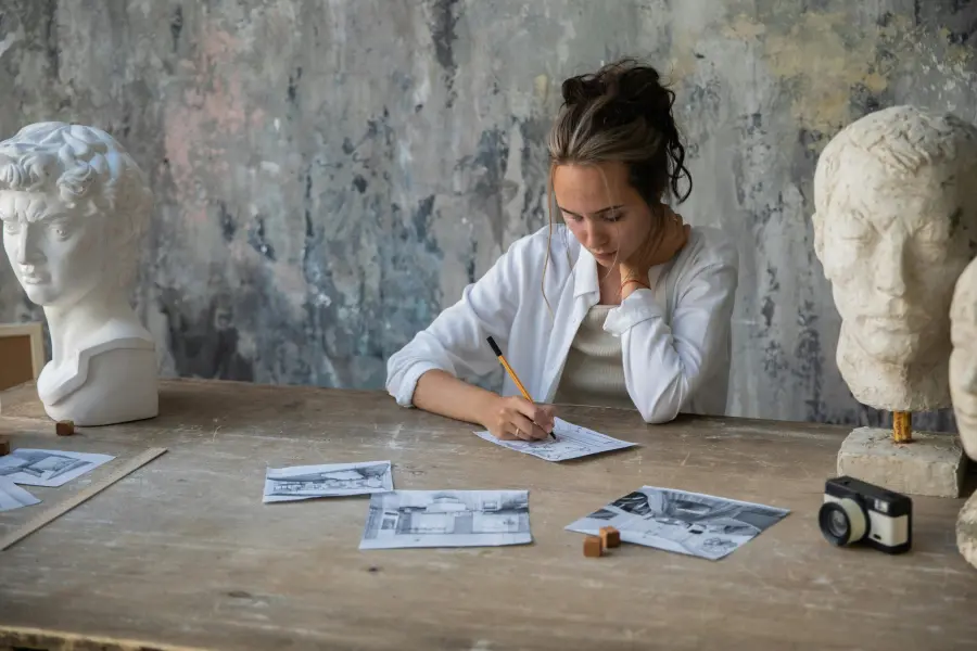 Come modellare il gesso: tecniche, utensili e processi per ottenere forme precise e finiture professionali