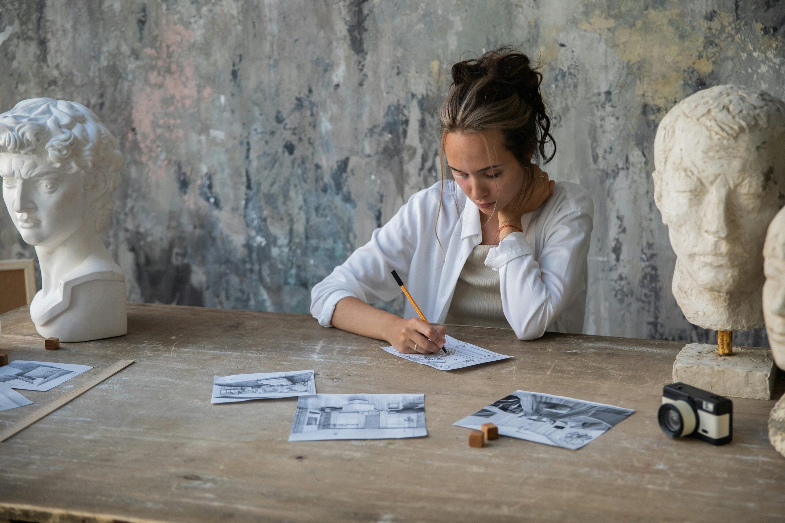 Come modellare il gesso: tecniche, utensili e processi per ottenere forme precise e finiture professionali