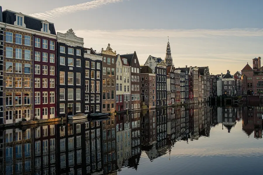 Cosa vedere ad Amsterdam: itinerario ragionato tra canali, musei e angoli che reggono la seconda visita