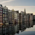 Cosa vedere ad Amsterdam: itinerario ragionato tra canali, musei e angoli che reggono la seconda visita