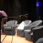 “Via dei Matti, 43” al Teatrodante Carlo Monni: un racconto sull’infanzia ferita, senza alibi